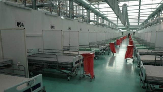 <p>
	Временна болница в сграда на полското Министерство на отбраната. <em>Снимка: EPA/MATEUSZ MAREK POLAND OUT</em></p>
