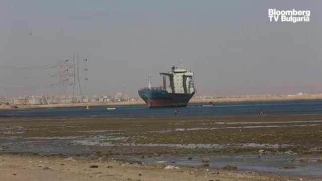 Стотици кораби са в очакване Суецкият канал да се отпуши
