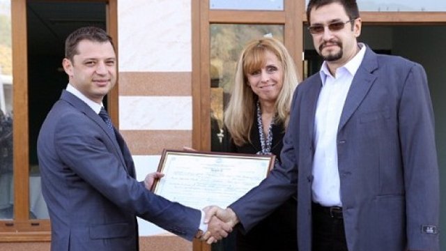 <p>
	<em>Делян Добрев връчи сертификат Клас А на клиника &quot;Надежда&quot;. Снимка: МИЕТ</em></p>
