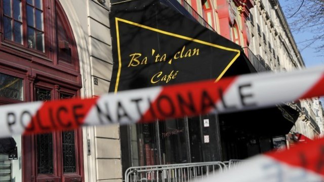 <p>
	<span style="color: rgb(102, 102, 102); font-family: Arial, non-serif; font-size: 13px; line-height: 20px;">Залата &quot;Батаклан&quot; в Париж, където&nbsp;по време на рок концерт терористи застреляха десетки хора.</span><em style="color: rgb(102, 102, 102); font-family: Arial, non-serif; font-size: 13px; line-height: 20px;">Снимка: Ройтерс&