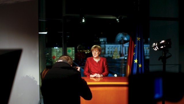 <p>
	Меркел по време на записа на новогоишното ѝ послание. <em>Снимка: Ройтерс</em></p>
