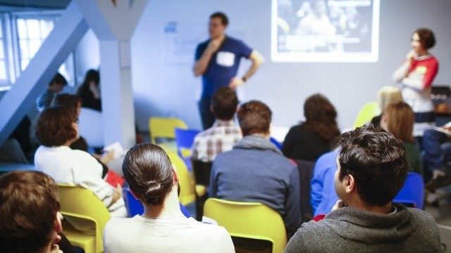 <p>
	Мигранти се обучават в рамките на&nbsp;Refugee Entrepreneurship Action Lab в Берлин. <em>Снимка: Ройтерс</em></p>
