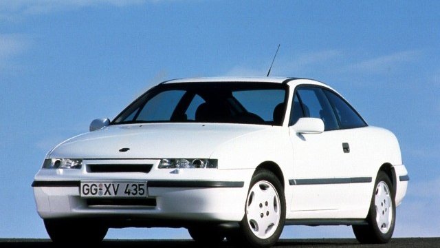 <p>
	Базовата Calibra. <em>Снимки: Opel </em></p>
