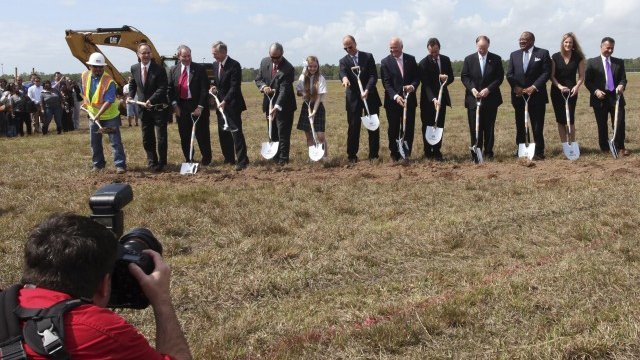 <p>
	Първа копка на новия завод. <em>Снимка: Архив Ройтерс</em></p>
