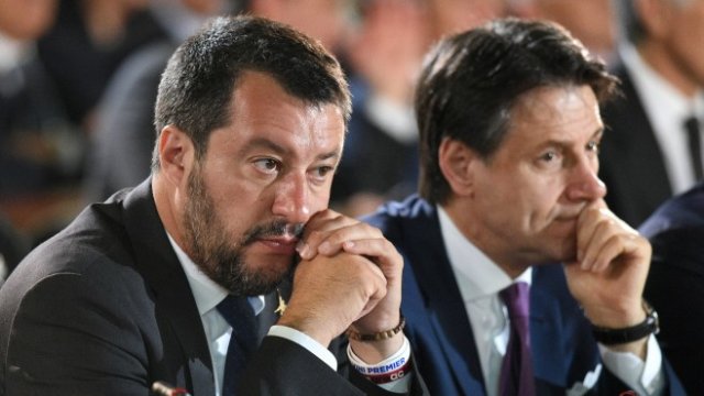 <p>
	Матео Салвини (вляво) и премиерът Джузепе Конте (вдясно). <em>Снимка: Ройтерс</em></p>

