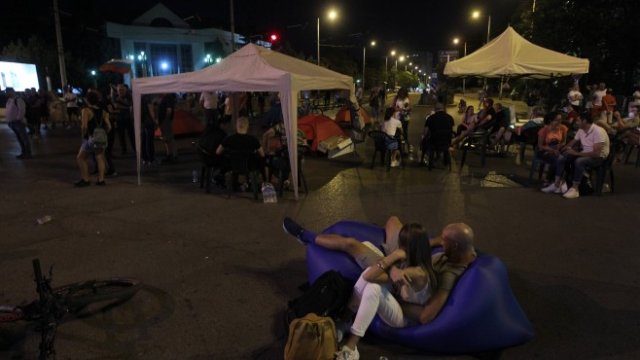 <p>
	Tака изглеждаше блокадата в четвъртък вечерта. <em>Снимка: Димитър Кьосемарлиев, Investor Media Group</em></p>
