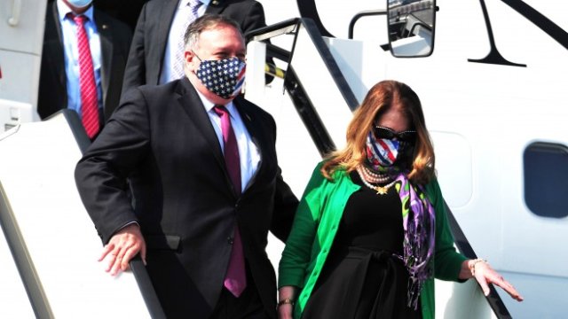 <p>
	Държавният секретар на САЩ Майк Помпео<em> п</em>ри пристигането си в Словения. <em>Снимка: EPA/IGOR KUPLJENIK</em></p>
