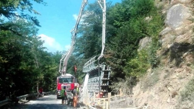 <p>
	Укрепване на свлачището на пътя за Рилския манастир. <em>Снимка: Агенция &quot;Пътна инфраструктура&quot;</em></p>
