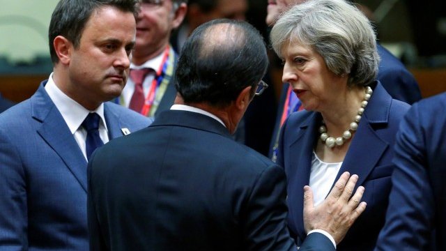 <p>
	Премиерът на Люксембург Ксавие Бетел, френският президент Франсоа Оланд и Тереза Мей.<em> Снимка: архив Ройтерс</em></p>
