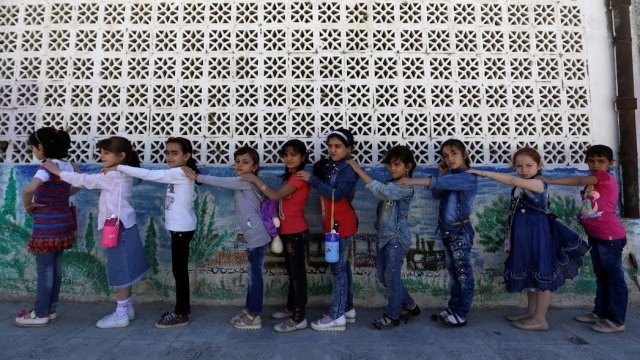 <p>
	Ученички в Сирия. <em>Снимка: Ройтерс</em></p>
