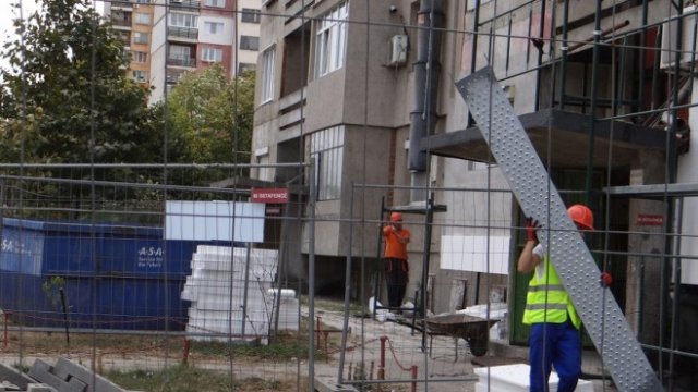 <p>
	<em>Саниране на блок. Снимка: община Ямбол</em></p>
