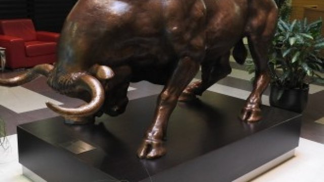 <p>
	Бикът във фоайето на Централата на Първа инвестиционна банка на бул. Драган Цанков в София <em>Снимка: Investor.bg</em></p>
