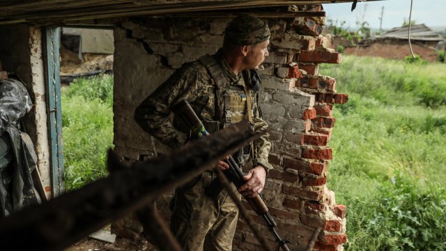 Украински военен от формированието &quot;Княз Данило&quot; на позиция в село в Донецк. Снимка:  EPA/OLEG PETRASYUK