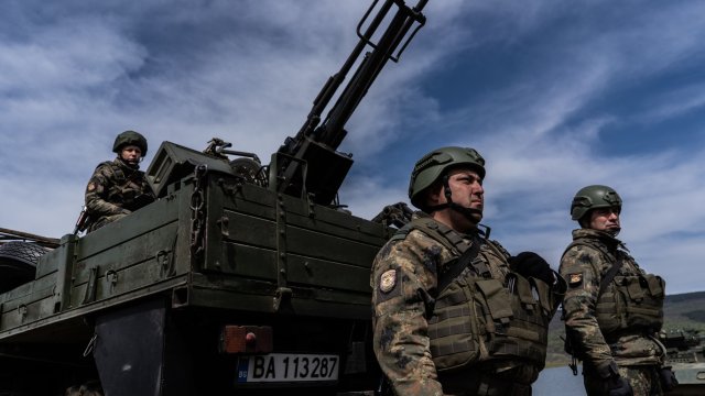 Парламентът задължи правителството да предостави военна помощ на Украйна