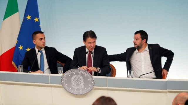 <p>
	Лидерът на &quot;Пет звезди&quot; Луиджи ди Майо, премиерът Джузепе Конте и лидерът на &quot;Лига&quot; Матео Салвини. <em>Снимка: Ройтерс</em></p>
