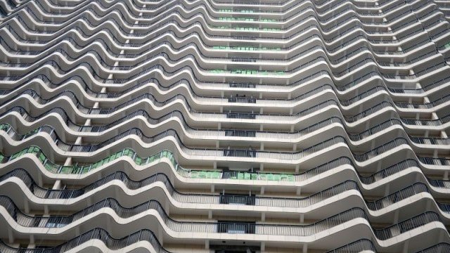 <p>
	Жилищна сграда в процес на строителство в град Чънджоу.<em> Снимка: архив, Ройтерс</em></p>
