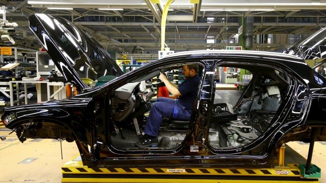 <div>
	<div dir="auto">
		Служител на германския автомобилен концерн Mercedes Benz работи над интериора на модел GLA във фабриката на компанията в Ращад. <em>Снимка: Ройтерс&nbsp;</em></div>
</div>
