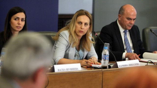 <p>
	Вицепремиерът Марияна Николова (в средата) и министърът на труда и социалната политика Бисер Петков (вдясно) по време на заседанието на НСТС. <em>Снимка: БТА</em></p>
