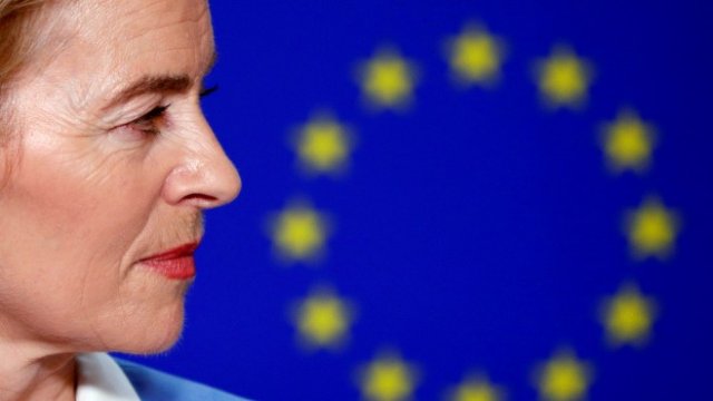 <p>
	Германският министър на отбраната Урсула фон дер Лaйен, която е номинирана за председател на Европейската комисия, говори пред медиите след заседание на европейските лидери. <em>Снимка: Ройтерс</em></p>
