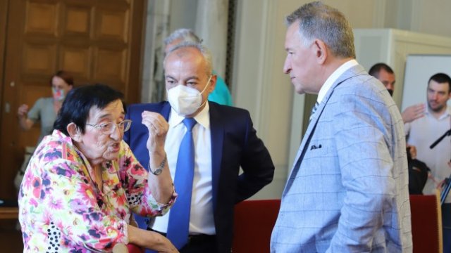 <p>
	Комисия по бюджет и финанси. На снимката: Мика Зайкова, Гълъб Донев, Стойчо Кацаров. <em>БГНЕС</em></p>
