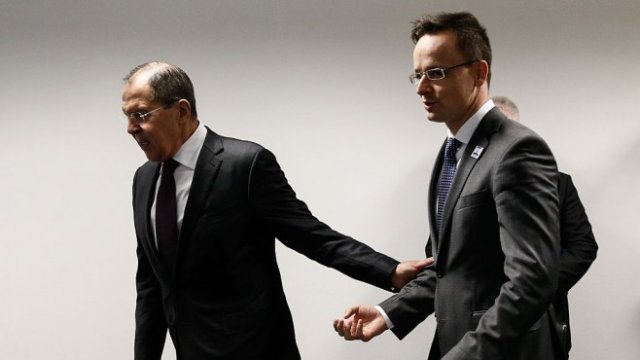 <p>
	<em>Лавров (вляво) и Сиярто (вдясно) по време на среща през 2016 г. Снимка: Getty</em></p>
