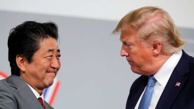 <p>
	Японският премиер Шиндзо Абе (вляво) и американският президент Доналд Тръмп.<em> Снимка: Ройтерс</em></p>
