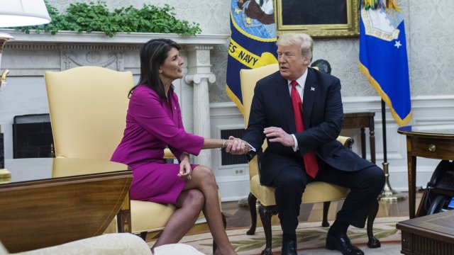 Ники Хейли и Доналд Тръмп в Овалния кабинет през октомври 2018 г. Снимка: Zach Gibson/Bloomberg