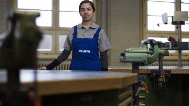 <p style="text-align: justify;">
	Емануела Милиори е от Гърция и също е стажант в Siemens. <em>Снимка: Ройтерс</em></p>
