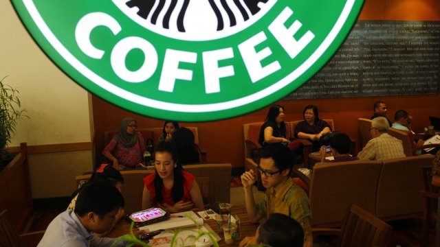 <p>
	Starbucks продължава да привлича много клиенти. <em>Снимка: Ройтерс</em></p>
