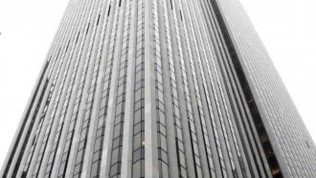 <p>
	Сградата на General Motors на Пето авеню в Ню Йорк.&nbsp;<em>Снимка: EPA/БГНЕС</em></p>
