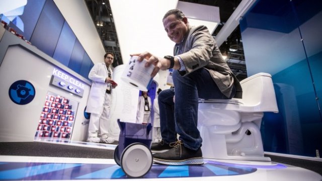 <p>
	Каква добавена стойност ни носи умната тоалетна? <em>Снимка:&nbsp;EPA/ETIENNE LAURENT</em></p>
