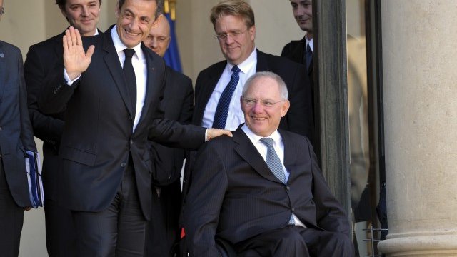 <p style="text-align: center; ">
	Никола Саркози (ляво) и германският финансов министър Волфганг Шойбле след срещата им в Елисейския дворец. <em>Снимка: Ройтерс</em></p>
