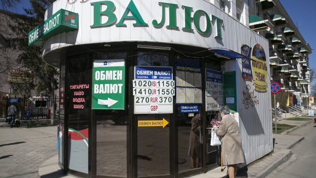 <p>
	Обменно бюро в Симферопол, Крим. <em>Снимка: Ройтерс</em></p>
