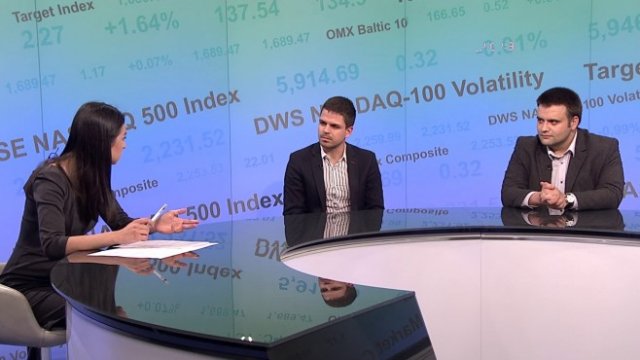 <p>
	<em>Д-р Радислав Наков (в средата) и д-р Деян Попов. Снимка: Bloomberg TV Bulgaria</em></p>
