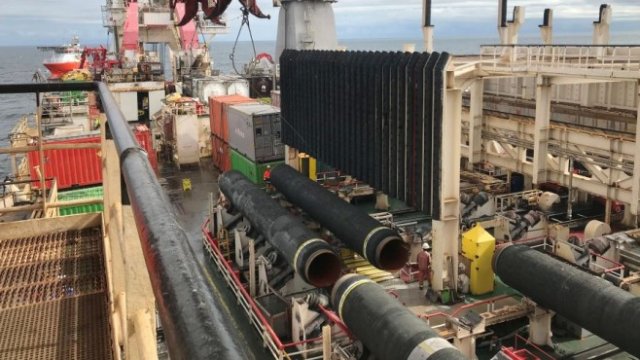 <p>
	Кораб на компанията Allseas полага тръби от газопровода Северен поток 2. <em>Снимка: Ройтерс</em></p>
