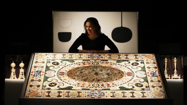 <p>
	Служителка на Sotheby&#39;s позира до творбата &quot;Преобразуване 3 - Бяло&quot; на Уилям Скот преди търг в Лондон през юни. <em>Снимка: Ройтерс</em></p>
