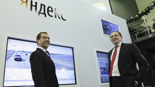 <p>
	Премиерът на Русия Дмитрий Медведев заедно с основателя на Yandex Аркадий Волож. <em>Снимка: Ройтерс</em></p>
