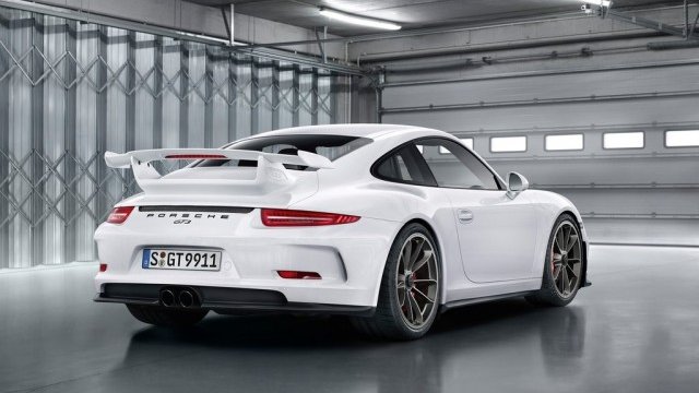 <p>
	Porsche препоръчва на собствениците на модела 911 GT3 да оставят колата в гаража, докато разследването приключи. <em>Снимка: Porsche</em></p>
