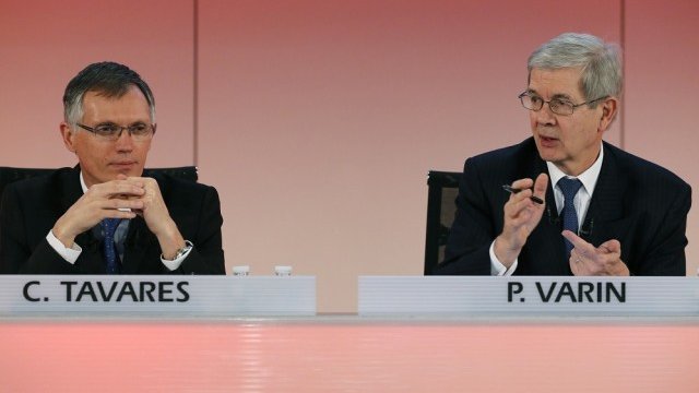 <p>
	Новият шеф на PSA Карлос Таварес (вляво) и вече бившият &ndash; Филип <span class="short_text" id="result_box" lang="bg"><span class="hps">Варен</span></span>, обявиха пред журналисти бъдещите намерения на алианса.<em> Снимка: Ройтерс</em></p>
