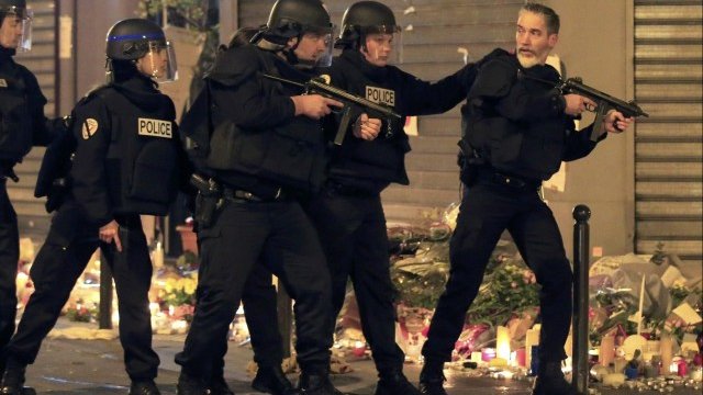 <p>
	Полицаи в Париж проверяват съмнителен автомобил след атентатите. <em>Снимка: Ройтерс</em></p>
