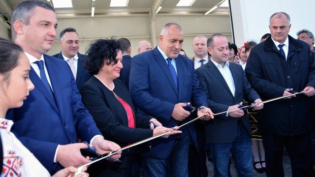 <p>
	Официалните лица дават старт на новата система за преработка за отпадъци. <em>Снимка: БТА</em></p>
