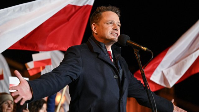 Кметът на Варшава и кандидат-президент на "Гражданска коалиция" Рафал Тшасковски говори пред поддръжници след края на първия тур на президентските избори в Полша. Снимка: EPA/БГНЕС