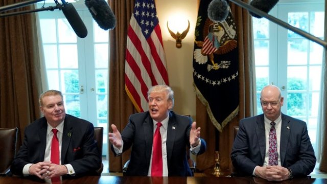 <p>
	<em>Доналд Тръмп при обявяването на плановете си за въвеждане на мита върху вноса на стомана и алуминий.&nbsp;</em><em>Снимка: Ройтерс</em></p>
