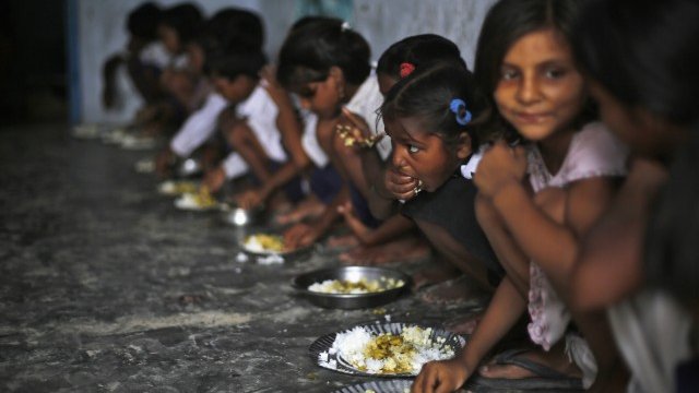 <p style="text-align: justify;">
	Заради липса на пътища и складове в страните от третия свят храната се изхвърля още преди да достигне до хората. <em>Снимка: Ройтерс</em></p>
