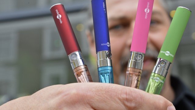 <p>
	Продажбите на електронни цигари в САЩ се очаква да се удвоят до 2 млрд. долара тази година. <em>Снимка: Ройтерс</em></p>
