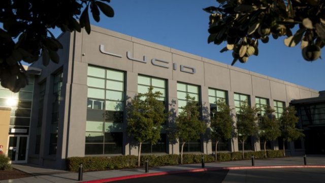 <p>
	Най-голямата сделка с участието на SPAC компания за тримесечието е придобиването на стартъпа за електрически автомобили Lucid Motors.<em> Снимка: David Paul Morris/Bloomberg</em></p>
