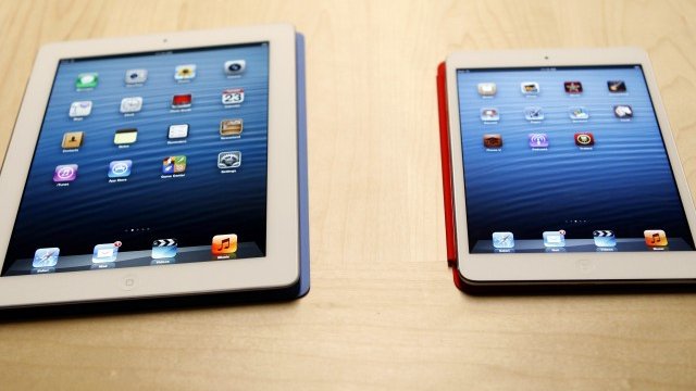 <p>
	Класическата и мини версията на iPad. <em>Снимка: Ройтерс</em></p>
