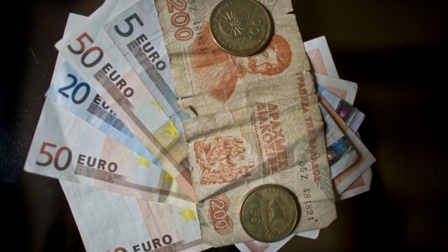 <p>
	Ако Гърция замени еврото с драхмите, последиците ще са за цялата еврозона.<em> Снимка: Getty Images</em></p>
