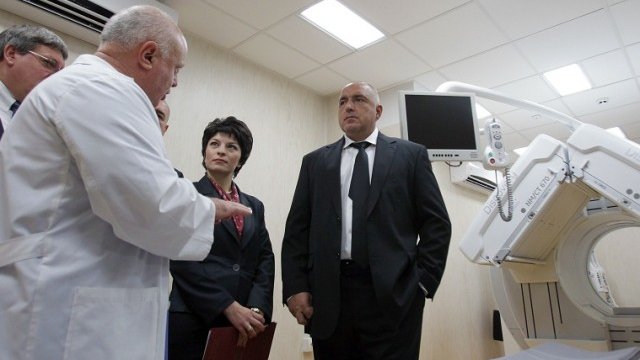 <p>
	<em>Премиерът и здравният министърът Десислава Атанасова откриха обновеното отделение по нуклеарна медицина в УМБАЛ &quot;Св. Иван Рилски&quot;.</em>&nbsp;Снимка: БТА&nbsp;</p>
