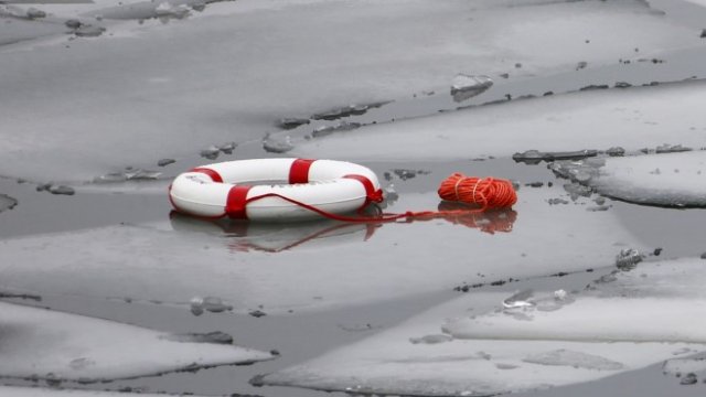 <p>
	Пекин този път може да не хвърли спасителния пояс. <em>Снимка: Ройтерс</em></p>
